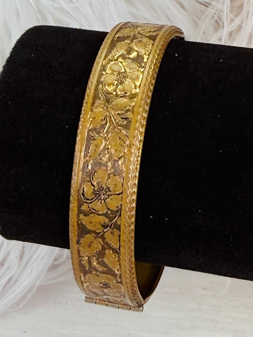 Elegant Floral Gold-Tone Women's Bangle Bracelet - Picture 3 of 10